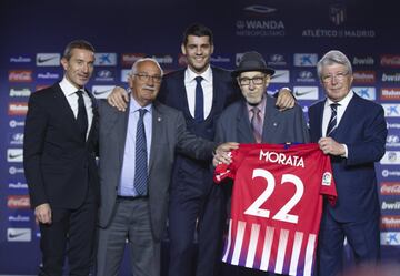 Andrea Berta, Soco, Manuel Brinas and Enrique Cerezo alongside Atlético's new striker.