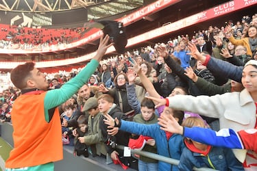Nico Serrano repartiendo regalos a la afición. 