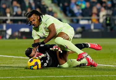 0-1. Asistencia de Pedri a Joules Koundé dentro del área. El defensa francés entre trompicones y David Soria que no acierta a atrapar el balón, anota el primer tanto.
