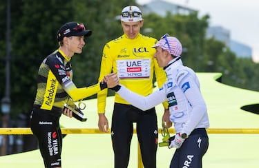 El ganador de la general, el ciclista esloveno Tadej Pogacar (centro), del equipo UAE Emirates - XRG, con el maillot amarillo de líder de la general; el ciclista danés Jonas Vingegaard (izq.), del equipo Visma, segundo clasificado; y el ciclista alemán Florian Lipowitz (der.), del equipo Red Bull - BORA - hansgrohe, tercero.