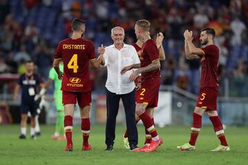 Años después José Mourinho dio el salto en solitario: entrenó al Benfica y al Oporto, al que le llevó a ganar una Copa de la UEFA en 2003 y al año siguiente a volver a ganar la Champions (2004). Desde entonces ha pasado por la Liga inglesa, italiana y española, ganando las Ligas en cada una de ellas. En 2010 fichó por el Real Madrid, al que dirigió en tres temporadas, ganando una Copa del Rey, una Liga y una Supercopa de España, pero perfilando las bases de un equipo que ganaría posteriormente cuatro Champions en cinco años.