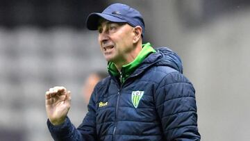 Pako Ayestarán durante un partido con el Tondela.