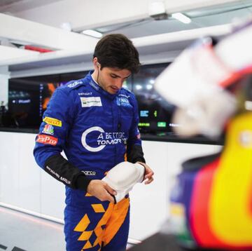 El mono de Sainz utilizado en Barcelona con el logo de 'A Better Tomorrow'