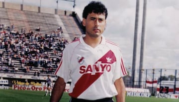 Tras su paso por el Atlético de Madrid fichó por River para ganar las Aperturas 1993 y 1994.