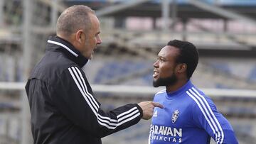 V&iacute;ctor Fern&aacute;ndez conversa con James Igbekeme.