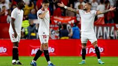 SEVILLA, 12/11/2023.- Ivan Rakitic (c), centrocampista croata del Sevilla, celebra tras marcar el gol del empate a uno ante el Real Betis, durante el partido de la Jornada 13 de LaLiga que estos dos equipos juegan hoy en el estadio Sánchez Pizjuán. EFE/Julio Muñoz
