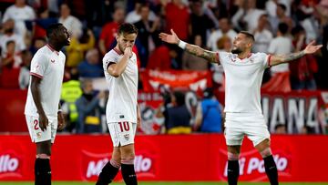 SEVILLA, 12/11/2023.- Ivan Rakitic (c), centrocampista croata del Sevilla, celebra tras marcar el gol del empate a uno ante el Real Betis, durante el partido de la Jornada 13 de LaLiga que estos dos equipos juegan hoy en el estadio S¨¢nchez Pizju¨¢n. EFE/Julio Mu?oz