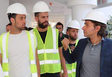 Piqué, Busquets y Jordi Alba en las obras de la Aspire Academy. 