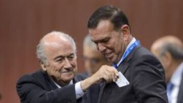 Blatter, junto a Napout, presidente de la Conmebol.