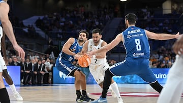 MADRID, 19/10/2025.- El base del Real Madrid Facundo Campazzo se abre camino entre dos contrincantes durante su partido de la 3ª jornada de la Liga Endesa de baloncesto disputado entre el Real Madrid y el San Pablo Burgos, este domingo en el Movistar Arena de Madrid. EFE/ Fernando Villar
