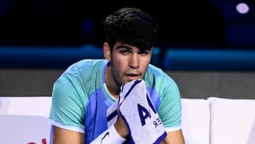 A struggling Alcaraz was beaten in straight sets by Casper Ruud in his opening round-robin match on Monday.