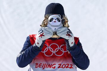 La austríaca Anna Gasser, que logró la medalla de oro en la final de Big Air de snowboard, posa orgullosa con Bing Dwen Dwen, la mascota de los Juegos de Invierno Pekín, que ha causado un gran furor en China y se encuentran estos días entre los productos más codiciados por los consumidores del país.