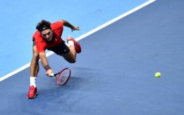 Roger Federer desplegó toda su artillería para aguantar a Stanislas Wawrinka y jugar una nueva final del Master.