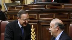 Frío saludo en el Congreso entre Florentino y Del Bosque