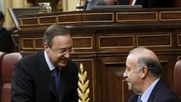 <b>IKER, DE TESTIGO. </b>Momento en el que Florentino Pérez saluda ayer a Del Bosque en el Congreso.