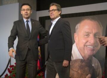 Multitudinaria despedida a Johan Cruyff en el Camp Nou.En la imagen Josep Bartomeu y Artur Mas.