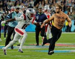 Espontáneo interrumpe el Super Bowl LX y casi es tecleado por un jugador de los Pats