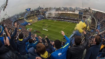 Boca Juniors&#039; supporters cheer for their team during the Argentina first division football match against River Plate at the La Bombonera stadium in Buenos Aires, on May 14, 2017. / AFP PHOTO / Eitan ABRAMOVICH