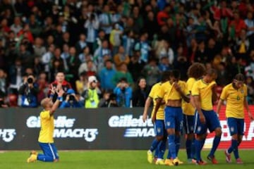 Diego Tardelli celebrando el primer gol para Brasil