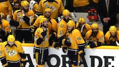 Filip Forsberg celebra con sus compa&ntilde;eros el cuarto gol de los Nashville Predators en el cuarto partido de la NHL Stanley Cup Final ante los Pittsburgh Penguins.