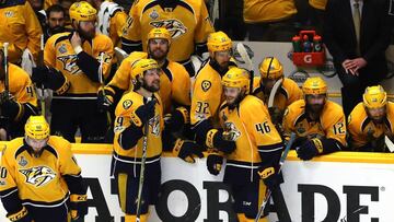 Filip Forsberg celebra con sus compañeros el cuarto gol de los Nashville Predators en el cuarto partido de la NHL Stanley Cup Final ante los Pittsburgh Penguins.