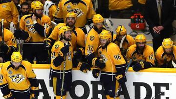 Filip Forsberg celebra con sus compa&ntilde;eros el cuarto gol de los Nashville Predators en el cuarto partido de la NHL Stanley Cup Final ante los Pittsburgh Penguins.