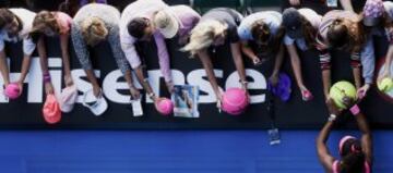 Serena Williams firmando autógrafos.