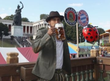 El centrocampista chileno del Bayern de Múnich Arturo Vidal, durante la 182º edición de la Oktoberfest, la fiesta de la cerveza, en Múnich.