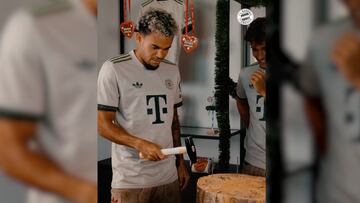 El colombiano participó en los tradicionales retos bávaros junto a Tom Bischof y Jonas Urbig: clavar un tronco, atrapar unos posavasos y levantar una jarra de cerveza.