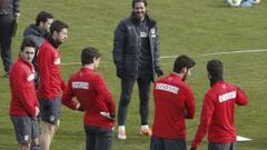 Simeone ensayó con Sosa y Raúl García en el once titular