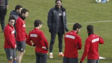 Simeone durante el entrenamiento del equipo esta ma&ntilde;ana en el Cerro del Espino en Majadahonda.