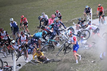 A 100 kilómetros de meta, caída masiva provocada por las fuertes rachas de viento. Alaphilippe, que ha saltado por los aires con voltereta incluida, entre los implicados. 
