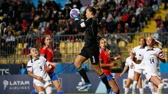 VINA DEL MAR, CHILE – OCT 31: La jugadora de Chile, Christiane Endler, en accion durante el partido de Semifinal del futbol femenino de los XIX juegos Panamericanos Santiago 2023 contra Estados Unidos realizado en el estadio Sausalito el 31 de Octubre 2023 en Vina del Mar, Chile.