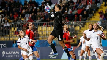 VINA DEL MAR, CHILE – OCT 31: La jugadora de Chile, Christiane Endler, en accion durante el partido de Semifinal del futbol femenino de los XIX juegos Panamericanos Santiago 2023 contra Estados Unidos realizado en el estadio Sausalito el 31 de Octubre 2023 en Vina del Mar, Chile.