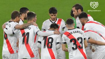 Los jugadores del Rayo hacen pi&ntilde;a antes de un partido en Vallecas.