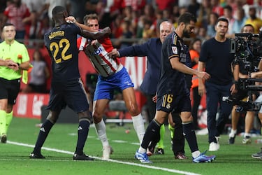 Rudiger trata de frenar a Stuani en la salida del terreno de juego de Nacho tras ser expulsado. 

