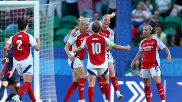 Arsenal's Swedish striker #25 Stina Blackstenius celebrates after scoring her team's first goal during the UEFA Women's Champions League final football match between Arsenal FC and Barcelona FC at Jose Alvalade stadium in Lisbon, on May 24, 2025. (Photo by FILIPE AMORIM / AFP)
