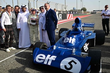 Sir Jackie Stewart, tricampeón de F1, con el casco firmado por Michael Schumacher y todos los campeones del mundo vivos. El casco será subastado para recaudar fondos para la investigación de la demencia.