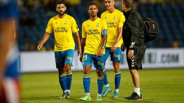 Jonathan Viera, en el centro, abandona cariacontecido el césped tras el 0-0 de la jornada inaugural contra el Zaragoza.