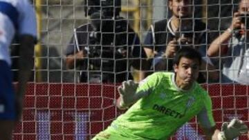 F&uacute;tbol, Universidad de Chile v Universidad Cat&oacute;lica.
 Decimotercera fecha, Campeonato de Apertura 2015.
 El arquero de Universidad de Chile, Johnny Herrera, derecha, marca su gol contra Universidad Cat&oacute;lica durante el partido de primera divisi&oacute;n disputado en el estadio Nacional de Santiago, Chile.