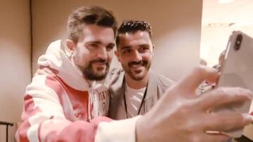 Juanes y David Villa posando juntos en el camerino del cantante durante su concierto del 27 de abril 2008 en el Madison Square Garden de Nueva York.