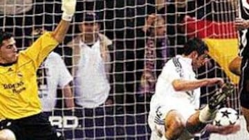 <B>MANOS ARRIBA</B>. Iker nada puede hacer ante el remate de Trezeguet. Tampoco puede evitar el gol Helguera, que defiende dentro de la portería.