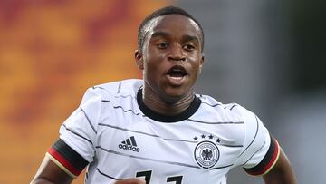 Youssoufa Moukoko celebra un gol anotado con la selección alemana sub-21 en los partidos clasificatorios para el Europeo sub-21.