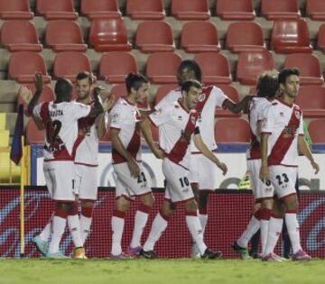 Alegría de los jugadores del Rayo después de marcar el primero de Leo Baptistao frente al levante durante el partido de la sexta jornada de Liga en Primera Division que se juega esta noche en el estadio Ciutat de Valencia.