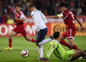 Antoine Griezmann y Gevorg Kasparov  durante el partido amistoso que enfrenta a la selecciones de Armenia y Francia