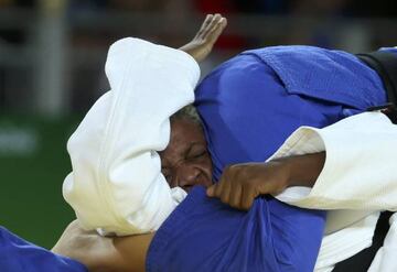 Yolande Bukasa Mabika (ROT) of Refugee Olympic Athletes and Linda Bolder (ISR) of Israel compete