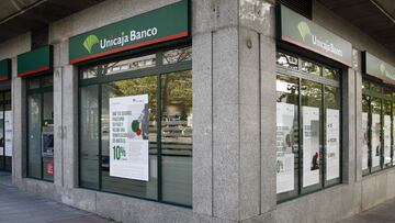 Archivo - Una oficina de Unicaja Banco.