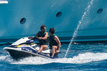El tenista espa?ol se recupera de su lesi車n abdominal, que le oblig車 a abandonar el Grand Slam brit芍nico, en las aguas de la isla balear a bordo de un barco y rodeado de amigos.