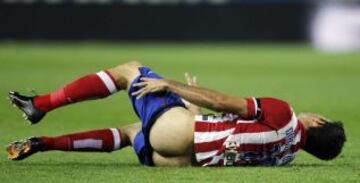 El delantero brasileño del Atlético de Madrid Diego Costa se duele en el suelo tras una entrada.