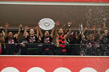 Los jugadores del Bayer Leverkusen con el trofeo Meisterschale (ensaladera) que los acredita campeones de la Bunesliga.